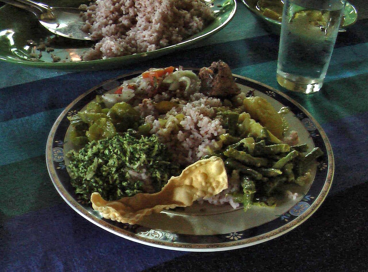 15 Traditional Sri Lankan Dishes Every Foodie Must Try (Beyond Rice & Curry 2026)